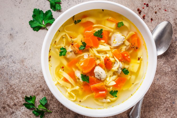 Суп с курицей и лапшой в афганском казане