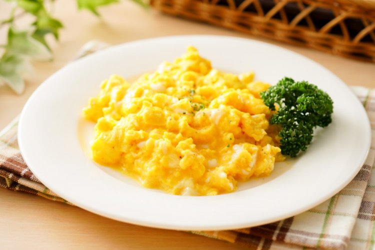 Жареный творог с яйцами и куркумой