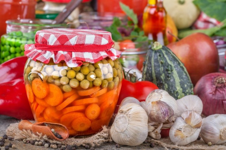 Консервированный горошек с морковью