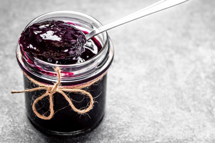 Сырое варенье из черного крыжовника