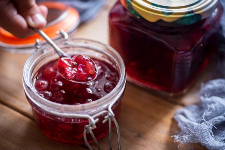 Варенье из черного крыжовника с целыми ягодами