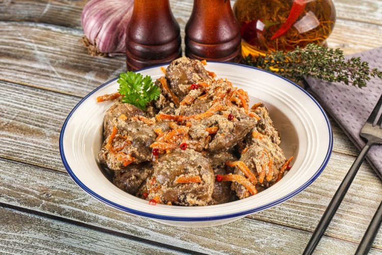 Куриная печень с луком, морковью и сметаной