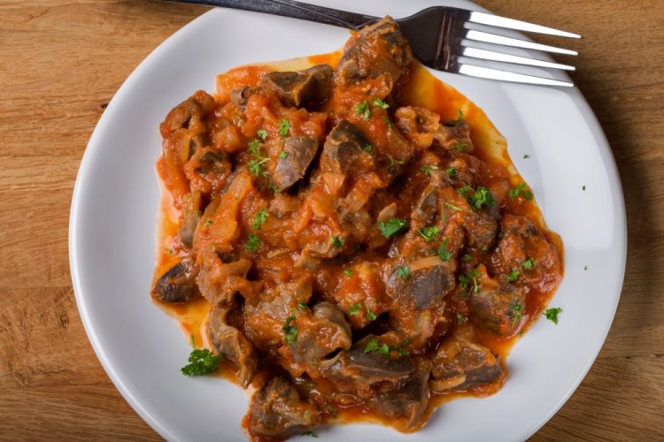 Куриная печень в томатно-сметанном соусе на сковороде