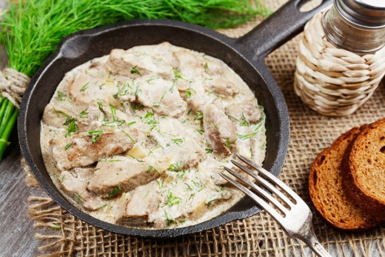 Куриная печень в мучной панировке и сметане