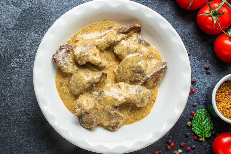 Куриная печень со сметаной и горчицей на сковороде