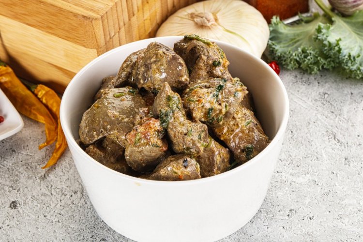 Куриная печень с орехами в сметане на сковороде