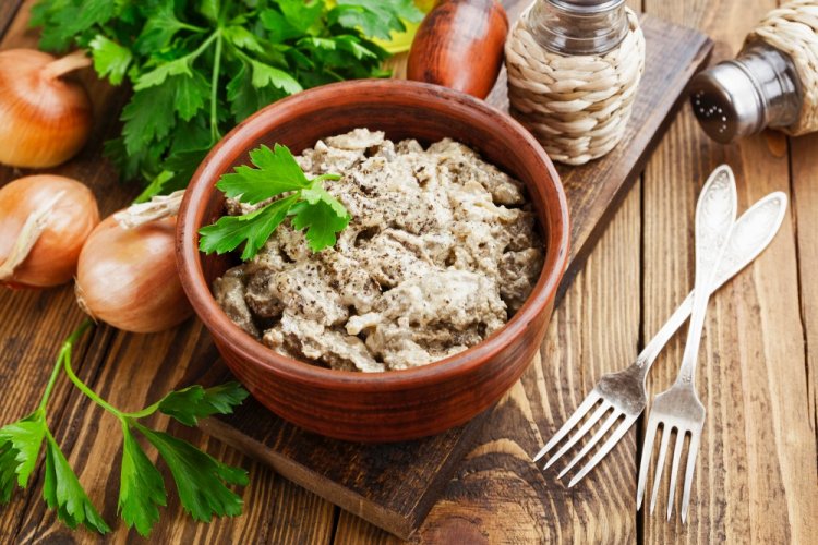 Куриная печень в сметане с сыром на сковороде