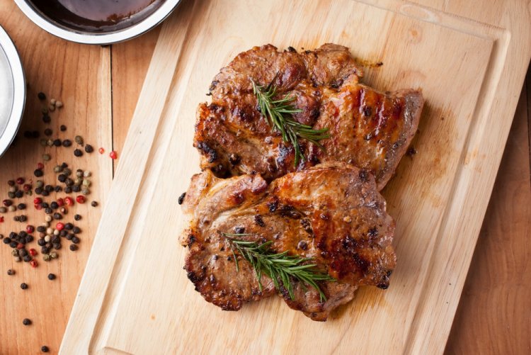 Стейки из свинины в медовой глазури на сковороде