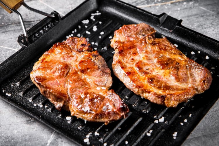 Стейки из свинины в майонезе на сковороде