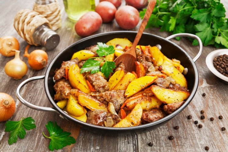 Жареная картошка с мясом и морковью
