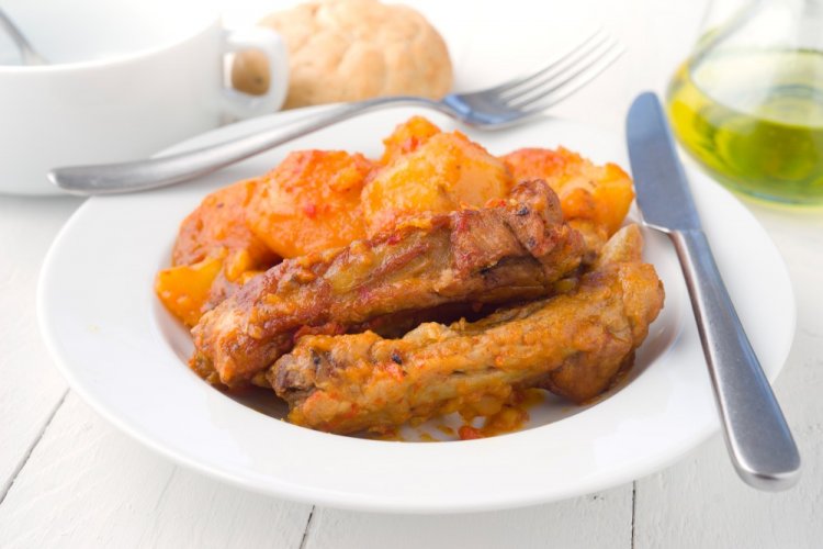 Свиные ребрышки с картошкой и томатом в афганском казане