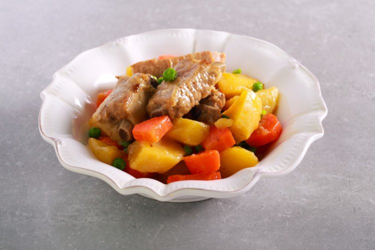 Свиные ребрышки с овощами и сухофруктами в афганском казане