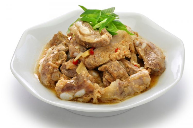 Свиные ребрышки с луком и морковью в афганском казане