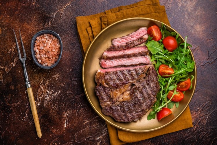 Стейк из говядины с лимонным соком на сковороде