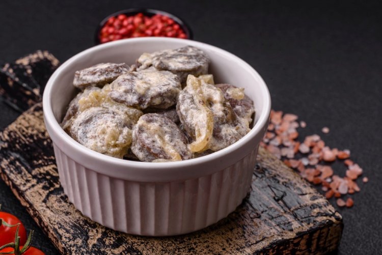 Куриные сердечки с луком в сметане