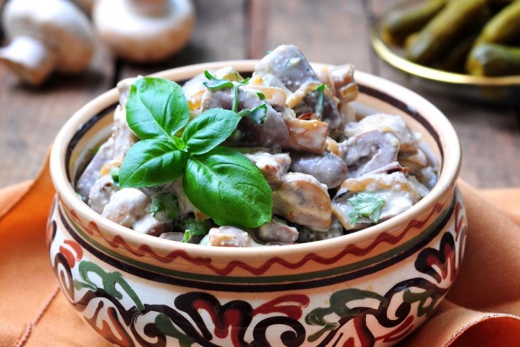 Куриные сердечки с грибами в сметане на сковороде