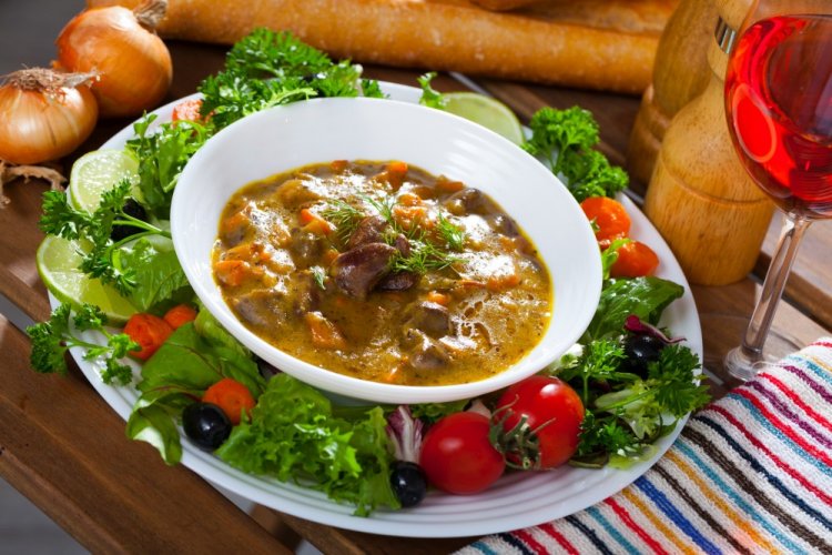 Куриные сердечки в сметанно-томатном соусе на сковороде