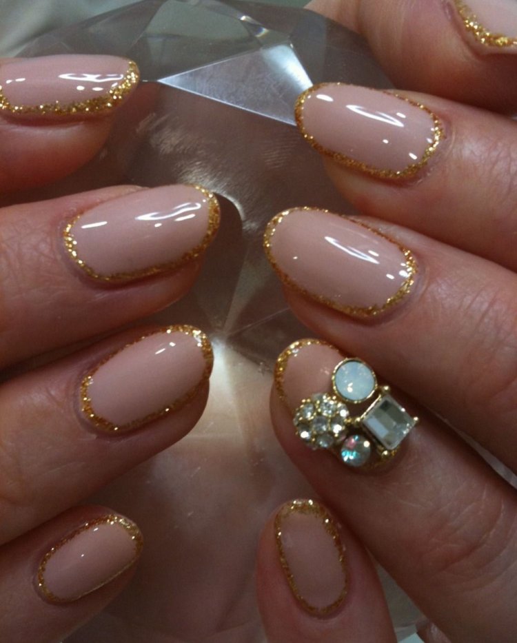 Ногти с блестящей обводкой