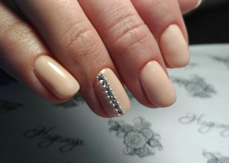 Мелкие стразы на ногтях