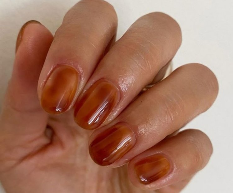 Янтарный маникюр