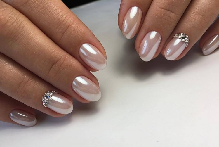 Жемчужный маникюр на короткие ногти
