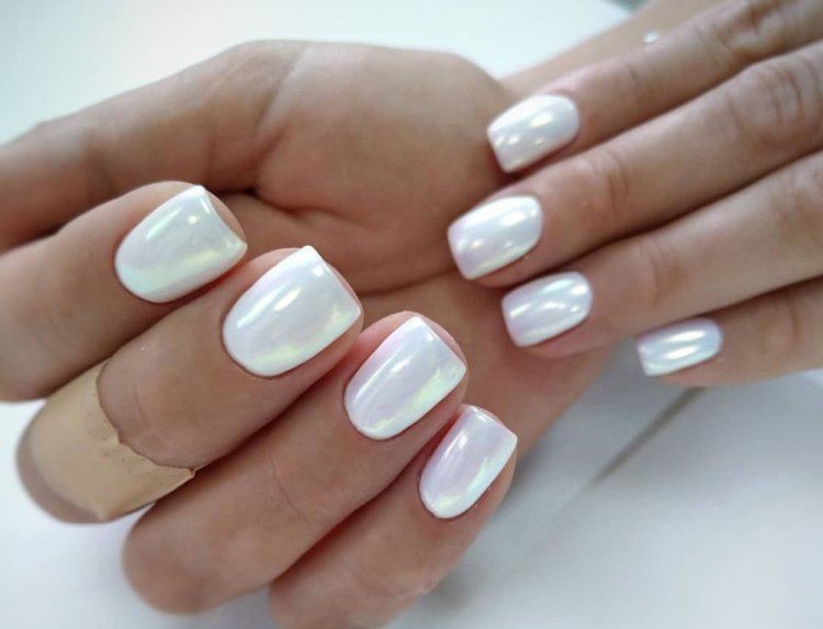 Жемчужный маникюр на короткие ногти