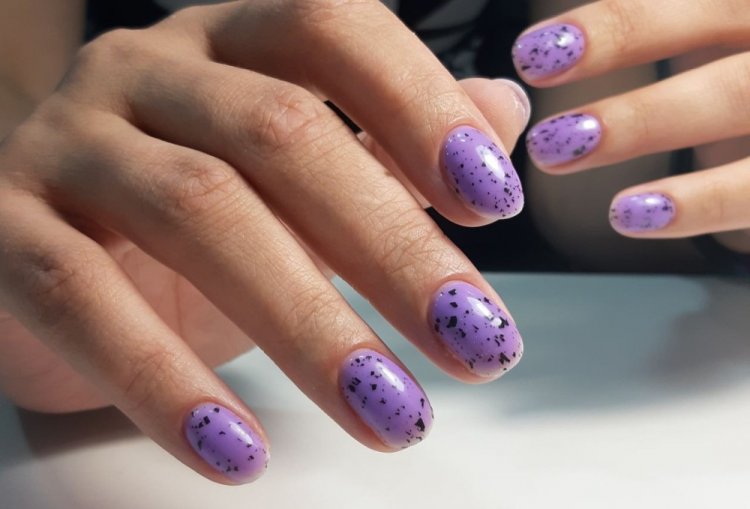 Лавандовый маникюр с точками