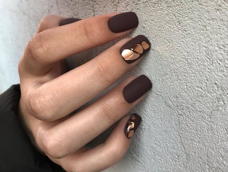 Матовые коричневые ногти