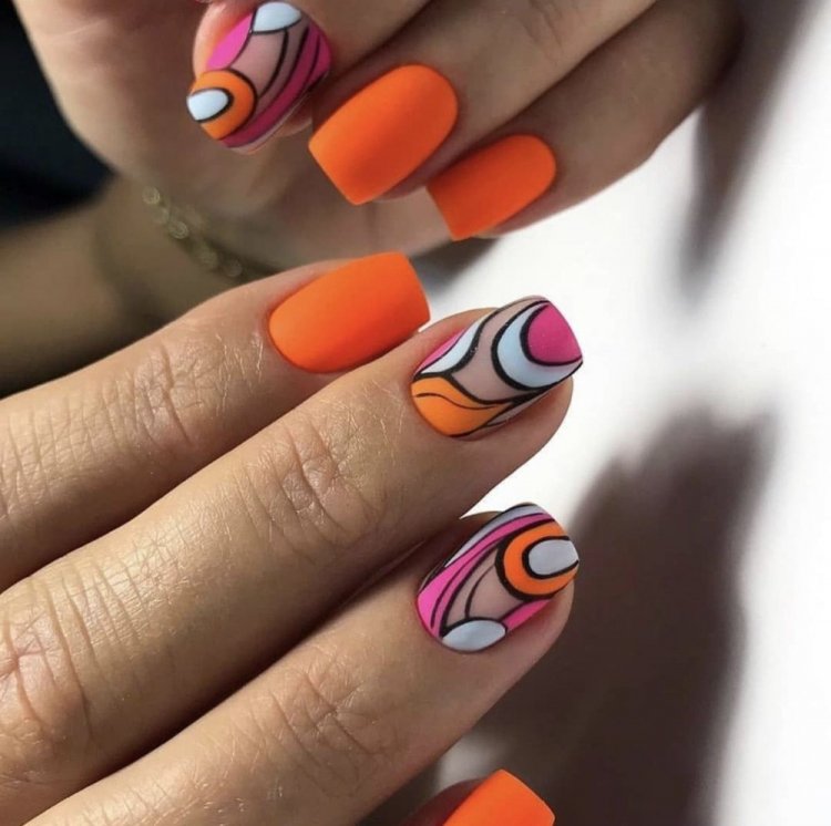 Абстрактные узоры на ногтях