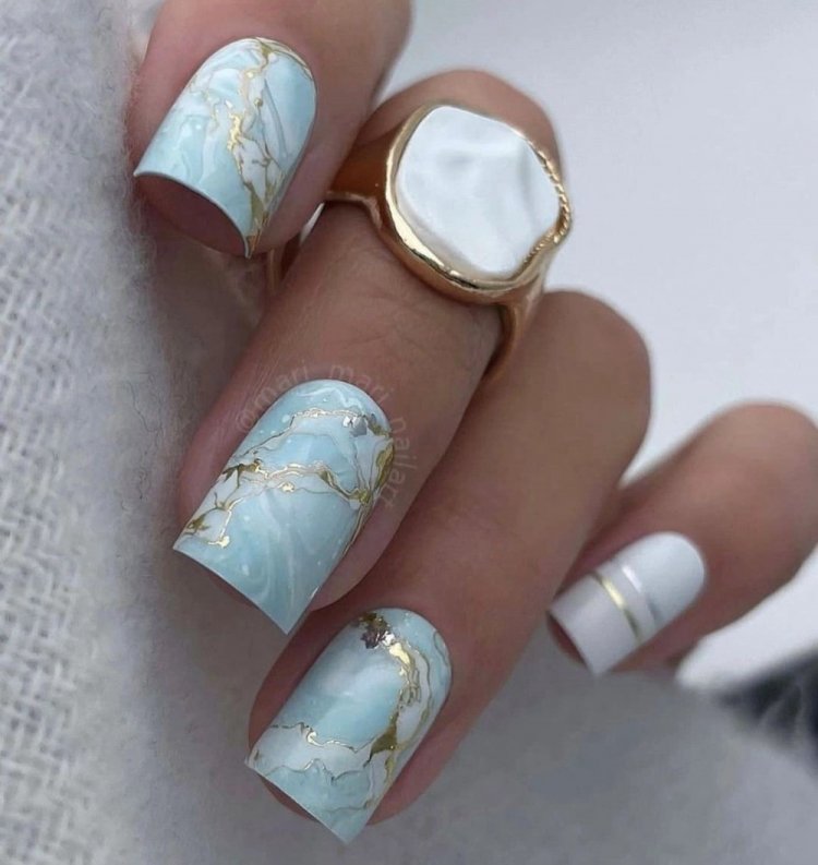 Мраморный маникюр с металлическими вкраплениями