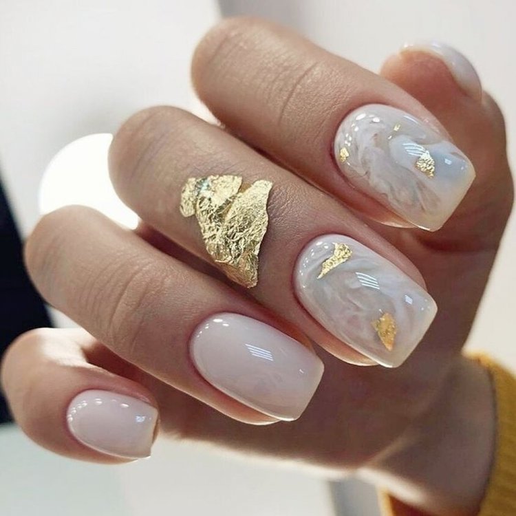 Мраморный маникюр с металлическими вкраплениями