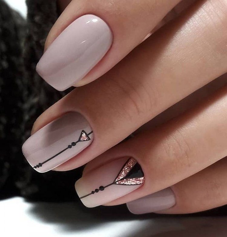 Минималистичный маникюр на короткие ногти