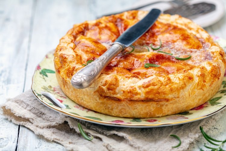 Пирог из слоеного теста с мясом и картофелем