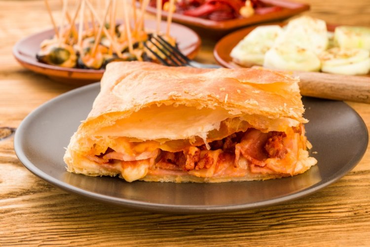 Пирог из слоеного теста с ветчиной и сыром
