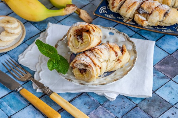 Пирог из слоеного теста с бананом и шоколадом