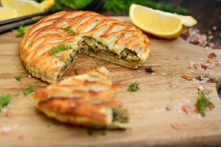 Пирог из слоеного теста с брокколи и цветной капустой