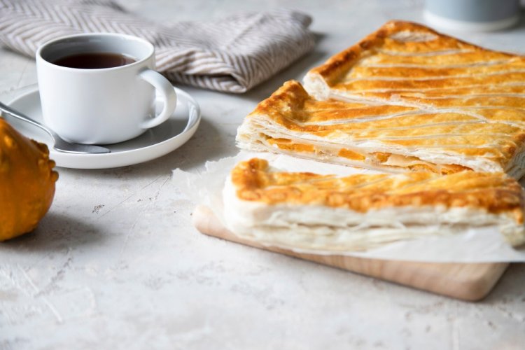 Пирог из слоеного теста с тыквой