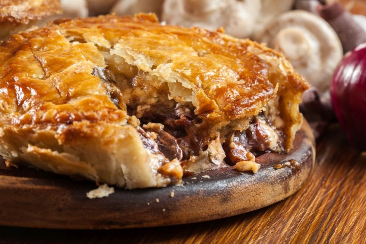 Пирог из слоеного теста с курицей и грибами