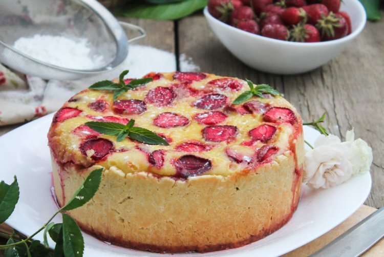 Пирог из слоеного теста с клубникой и сметаной