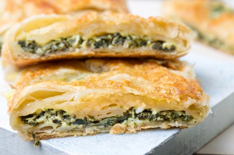 Пирог из слоеного теста со щавелем