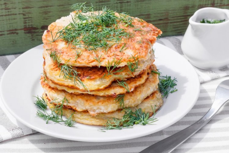 Ленивые лепешки с сыром, колбасой и помидорами