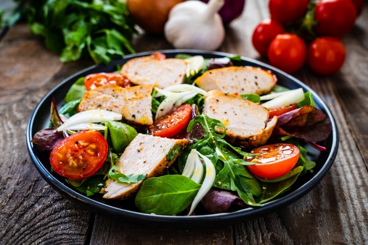 12 салатов с жареной курицей, чтобы было чем удивить домашних и гостей