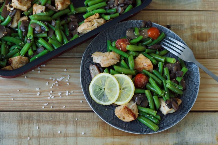 Теплый салат со стручковой фасолью и жареной курицей