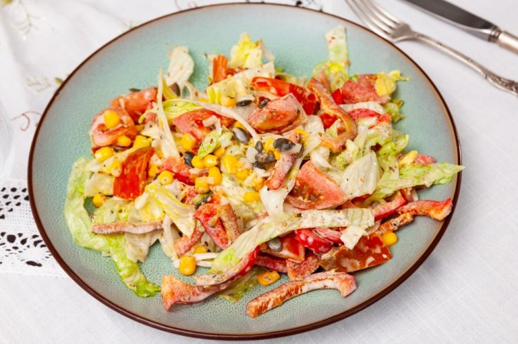 Салат с пекинской капустой, кукурузой и жареной курицей
