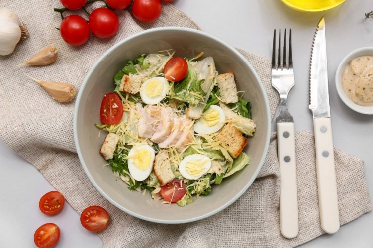 Салат «Цезарь» с жареной курицей
