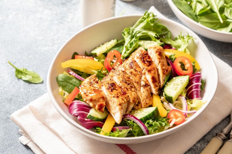 Салат с жареной курицей и горчичной заправкой