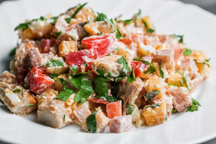 Салат с помидорами, жареной курицей и сыром