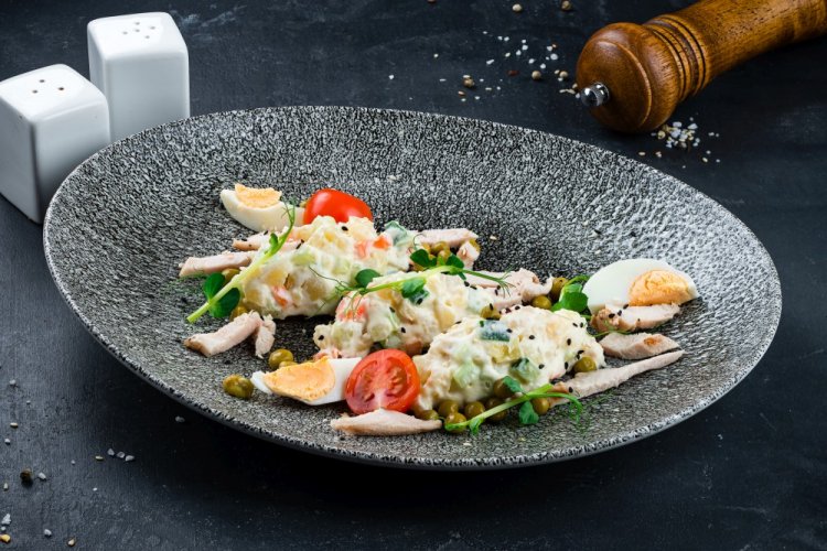 Салат с жареной курицей и зеленым горошком