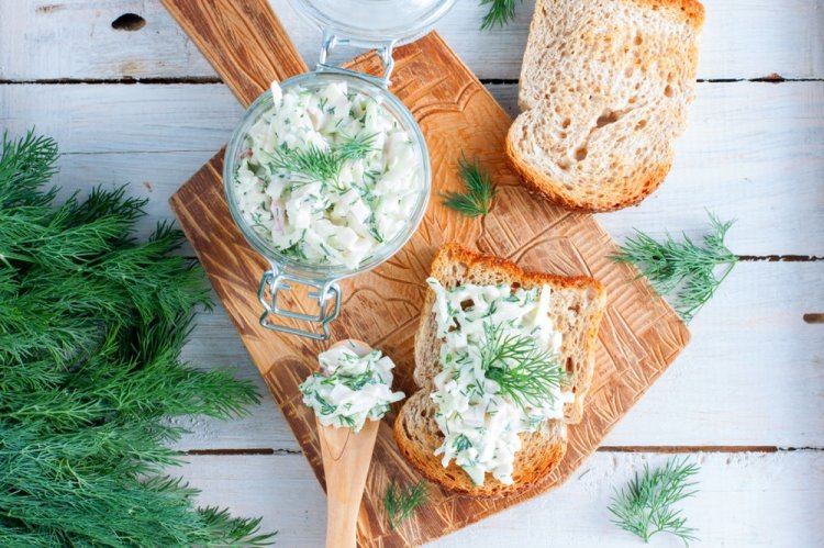 Намазка из крабовых палочек со сметаной и укропом