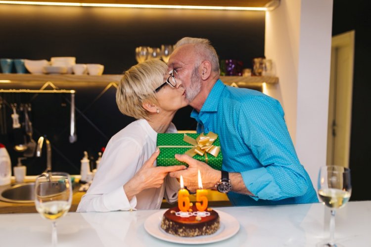 Трогательные и красивые поздравления с юбилеем 65 лет женщине